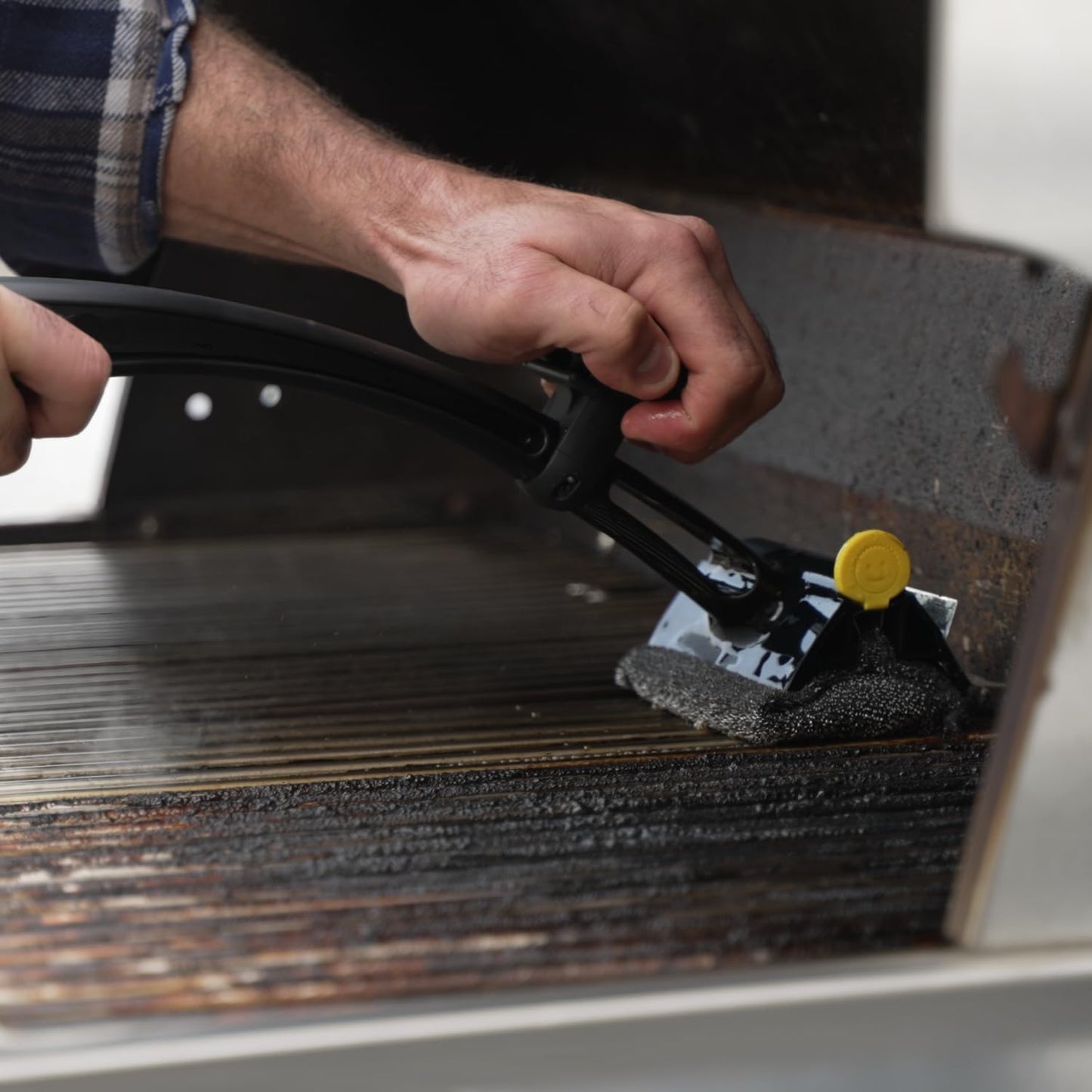 Scrub Daddy BBQ Grill Cleaner Kit - Bristle Free Grill Brush with Refill + Scour Daddy Steel Sponge - Temperature-Controlled Tools - Cut Through Charred Buildup (4 Count)