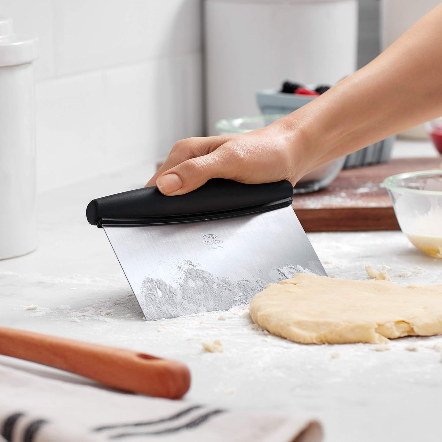 OXO Good Grips Stainless Steel Multi-Purpose Scraper & Chopper, Dough Cutter for Pizza, Bread and Cookie Dough, Multi-Purpose Vegetable Chopper, Dishwasher-Safe Kitchen Essential